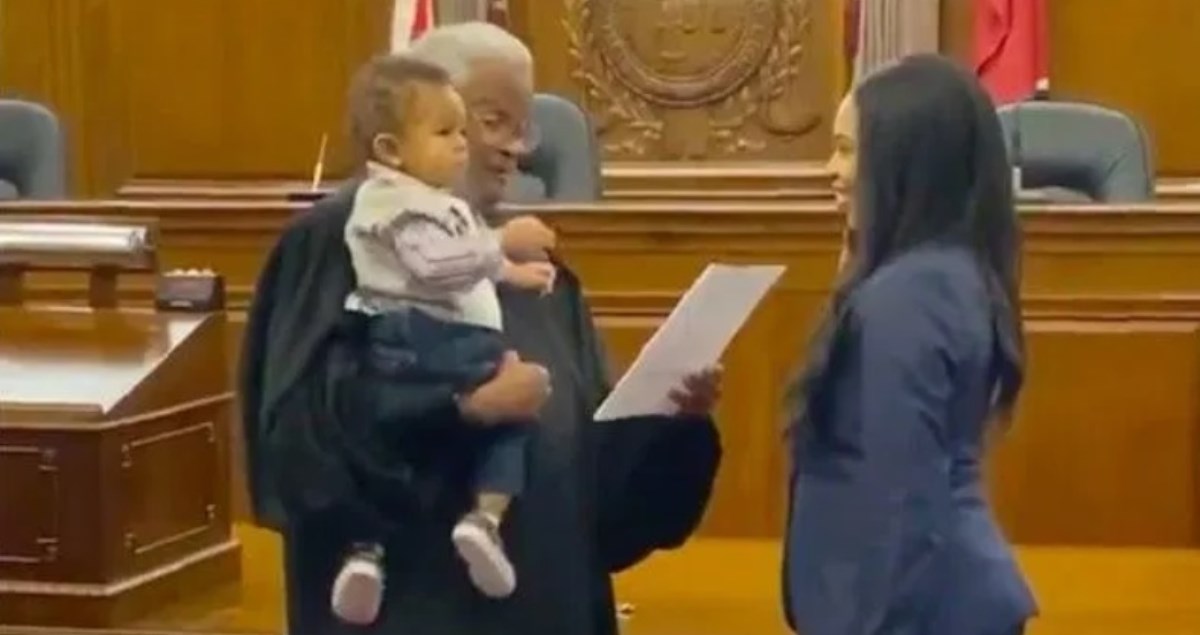 Dirljivi trenutak: Sudac čuvao dijete odvjetnice pa raznježio mnoge